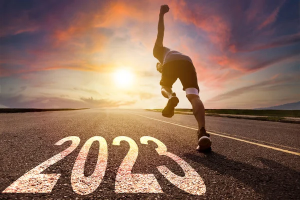 Jongeman Rent Sprint Weg Met Nieuwjaar 2023 Concept — Stockfoto