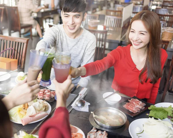 Jovens Felizes Brindar Jantar Potes Quentes Restaurante — Fotografia de Stock