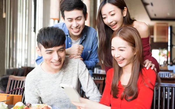 Jovens Felizes Assistindo Celular Restaurante — Fotografia de Stock