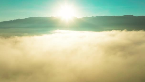 Latanie Przez Chmury Widok Lotu Ptaka Góry Wschodzie Słońca — Wideo stockowe