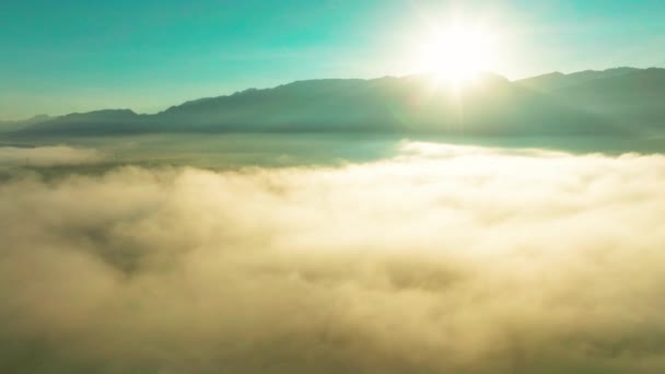 Latanie Przez Chmury Widok Lotu Ptaka Góry Wschodzie Słońca — Wideo stockowe