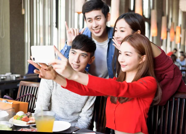 Jovens Amigos Felizes Estão Tomando Selfie Restaurante — Fotografia de Stock