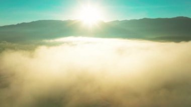 Bulutların arasında uçmak ve şafak vakti köyün üstünde uçmak.