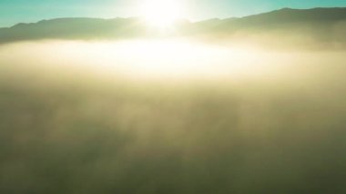 Bulutların arasında uçmak ve şafak vakti köyün üstünde uçmak.