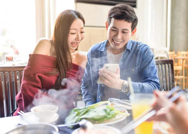 Glada Unga Par Tittar Mobiltelefonen Restaurangen — Stockfoto