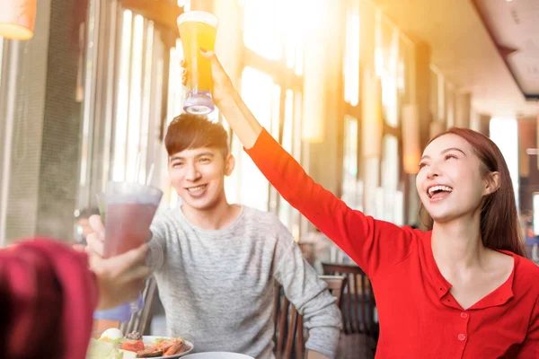 Jongeren Toasten Vieren Restaurant — Stockfoto