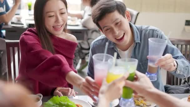 Happy Young Mensen Toasten Dineren Hot Pots Restaurant — Stockvideo