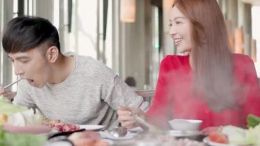 Mutlu genç çift güveç lokantasında yemek yiyor.