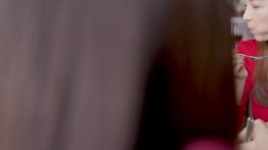 Mutlu gençler sıcak çömlek restoranında yemek yiyorlar.