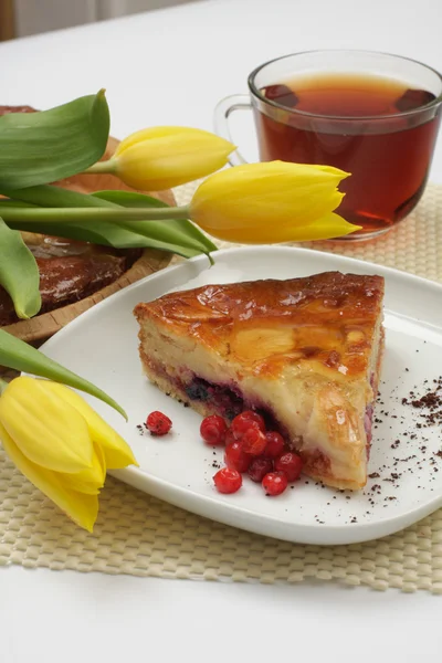 Tea cup, tulips and piece of an apple pie — Stock Photo, Image