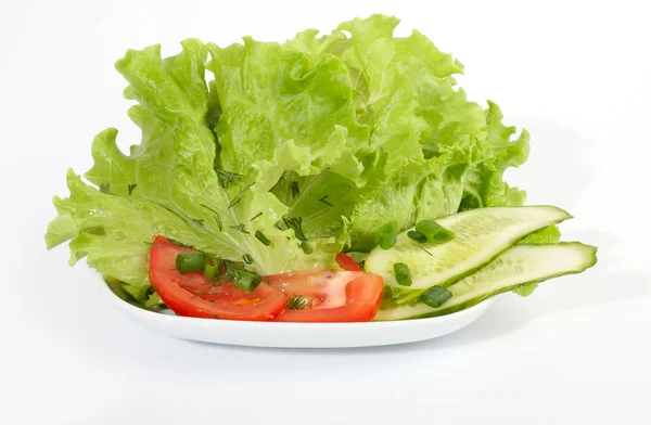 Gezonde tuin salade met tomaten en komkommers en salade verlaten — Stockfoto