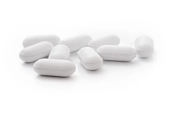 Bílé zdravotnické tablety nad bílou — Stock fotografie