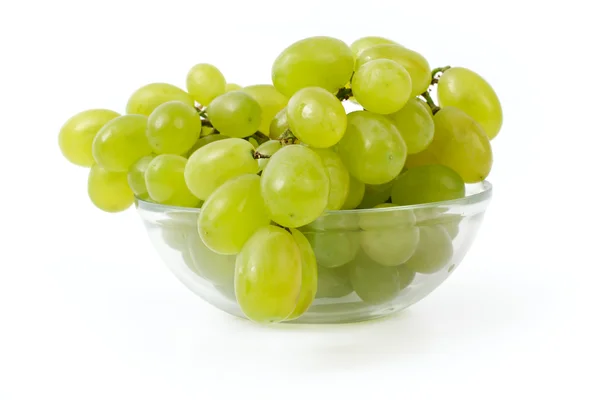 Érett szőlőből egy üvegtál, fehér alapon — Stock Fotó