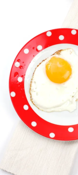 Œufs brouillés sur une assiette avec un motif rouge — Photo