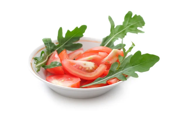 Ensalada de tomate con rúcula en una taza blanca —  Fotos de Stock
