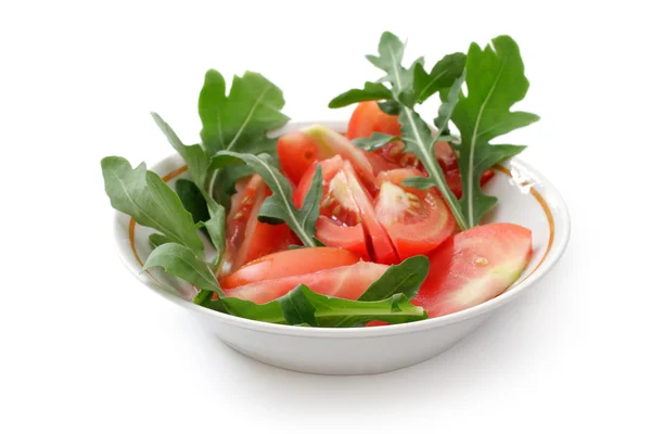 Tomatensalade met rucola in een witte kop — Stockfoto