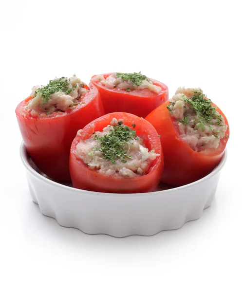 Koken tomaten gevuld met kippenvlees in een witte schimmel — Stockfoto