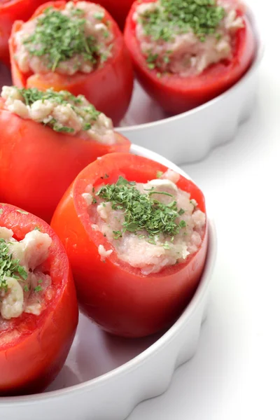 Cuisson de tomates farcies avec de la viande de poulet dans un moule blanc — Photo