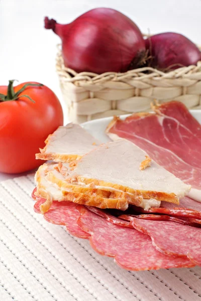 Jamón y salami, tomate y cebolla —  Fotos de Stock