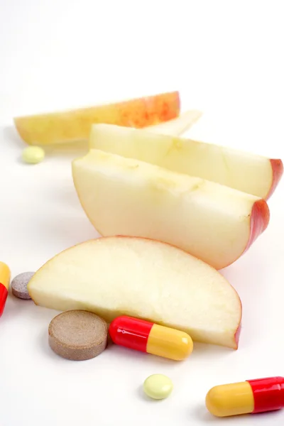 Apfel und medizinische Tabletten — Stockfoto