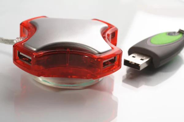 Четыре порта красный USB-концентратор и флэш-память — стоковое фото