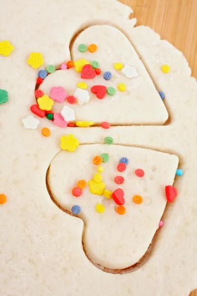 Papírlapra cookie tészta, tészta szívébe — Stock Fotó