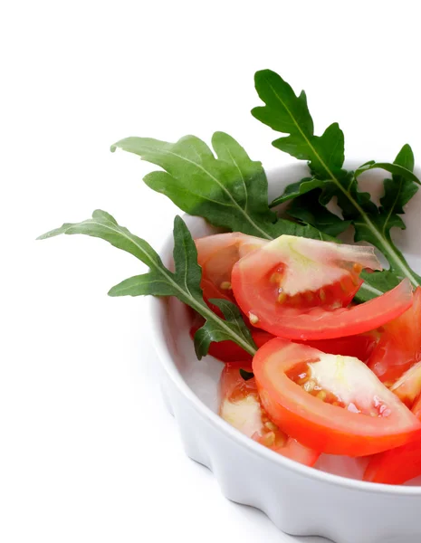 Tomatensalade met rucola in een witte kop — Stockfoto