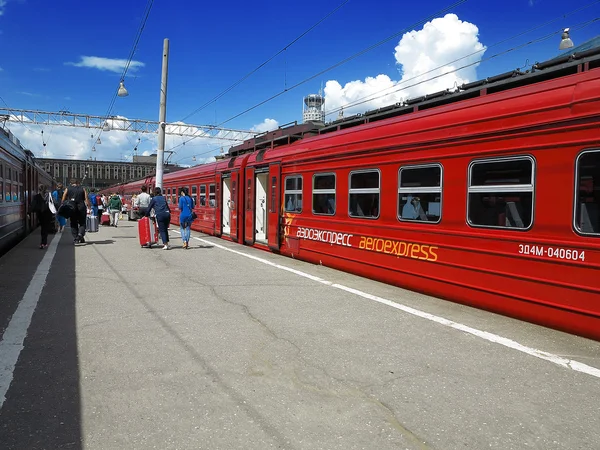Pasajeros que salen del aeroexpress Domodedovo Paveletskiy Station, M —  Fotos de Stock