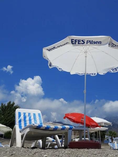 Kemer, Turkey - 14.06.2013: Chaise lounge under a parasol on the — Stock Photo, Image