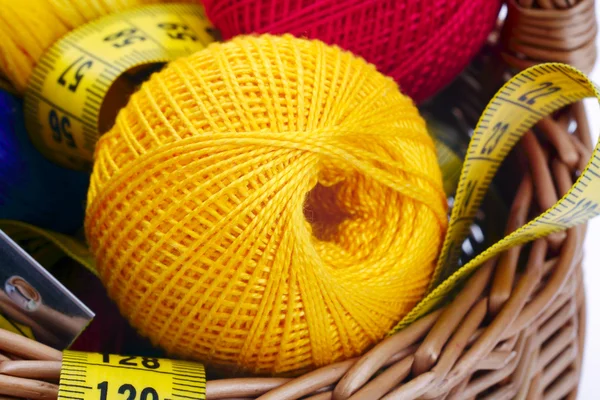 編み物とバスケットの背景上のテープ — ストック写真