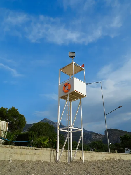Badmeester toren op een keienstrand — Stockfoto