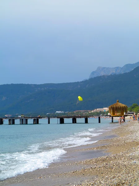 Vista de la costa con una playa salvaje contra el telón de fondo de la — Foto de Stock