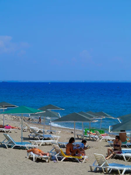 Playa de guijarros y mar — Foto de Stock