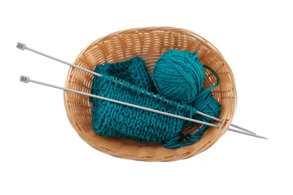 羊毛のボールと聖霊降臨祭の上裁縫用バスケットで編み物 — ストック写真