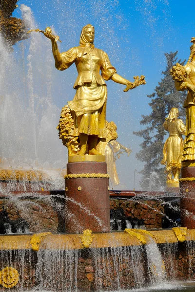 Fountain "Friendship of Peoples" at the Exhibition Center. Sculp — Stock Photo, Image