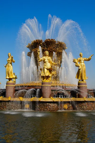 喷泉在国际会展中心的"人民友谊". — 图库照片#