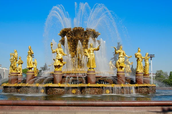 Brunnen "Völkerfreundschaft" auf dem Ausstellungsgelände. Mosco — Stockfoto