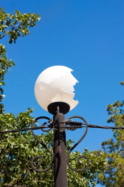 Broken street lamp — Stock Photo, Image