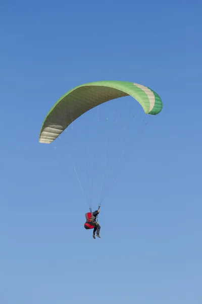 Gleitschirmfliegen — Stockfoto