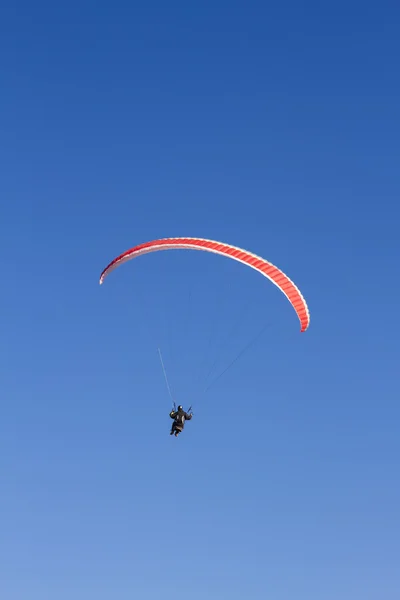 Gleitschirmfliegen — Stockfoto