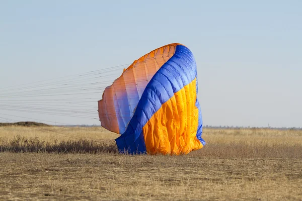 Gleitschirmfliegen — Stockfoto