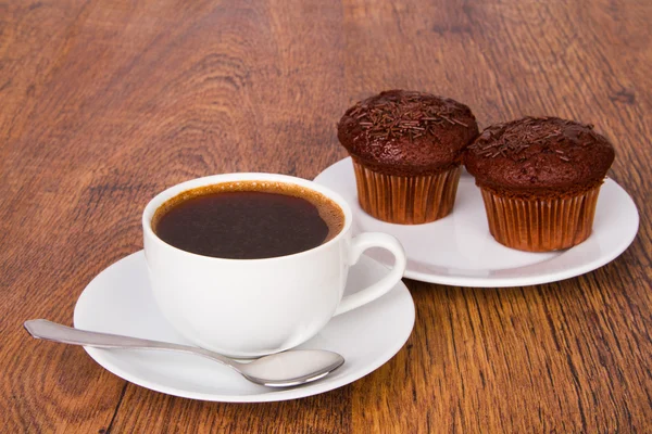 Xícara de café com muffins de chocolate — Fotografia de Stock