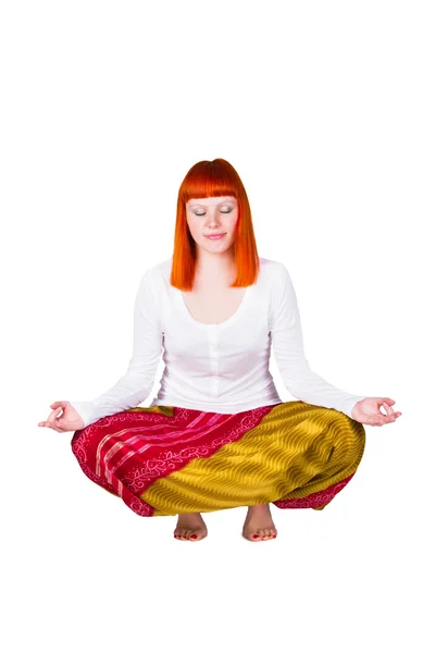 Jovem mulher está envolvida em ioga — Fotografia de Stock