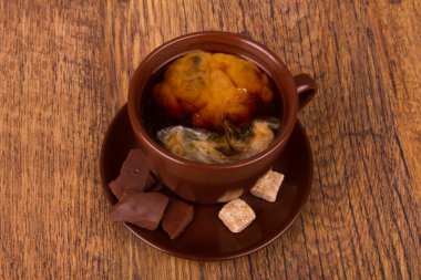 kahve fincanı ve dökülen süt