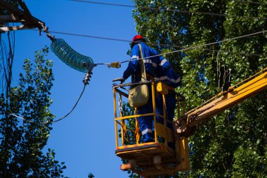 Elektrik işçileri. çizgileri onarma