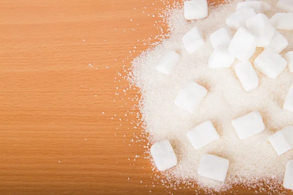 Cubos de azúcar blanco y azúcar cristalina — Foto de Stock