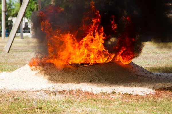 Verseny mentők. földre, hogy oltsa el a lángok — Stock Fotó
