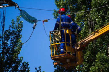 Elektrik işçileri. çizgileri onarma