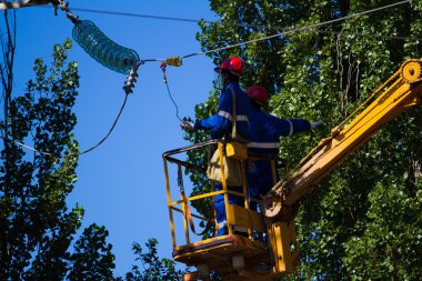 Elektrik işçileri. çizgileri onarma