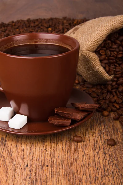 Tasse Kaffee und frische Kaffeebohnen — Stockfoto